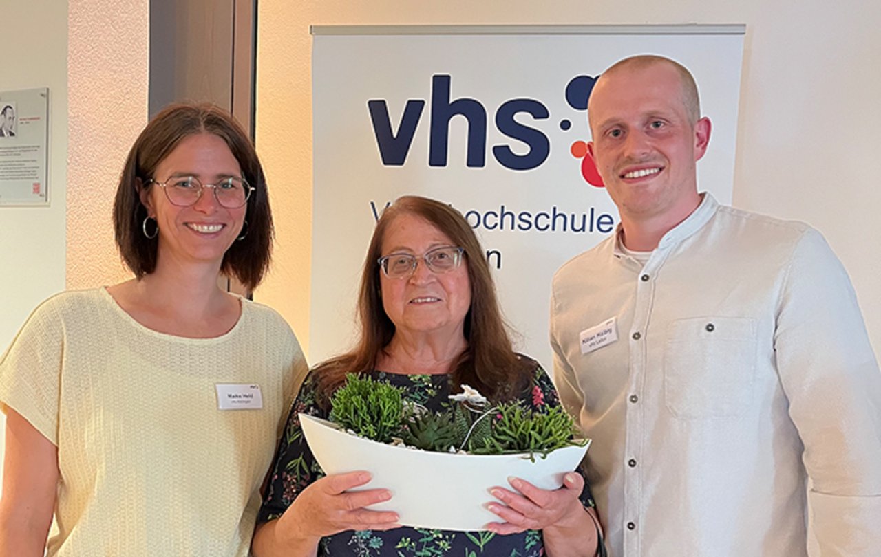 Referentin Jocelyn Nicoly mit Kilian Halbig, vhs-Leitung, und Maike Held. stellvertr. vhs-Leitung