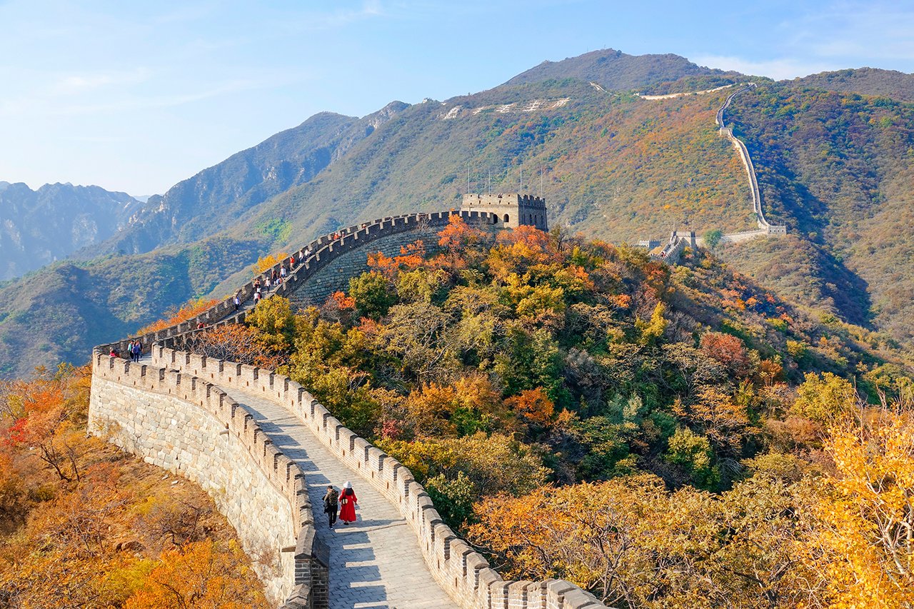 Chinesische Mauer vor Bergen