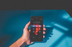 Hand hält Smartphone