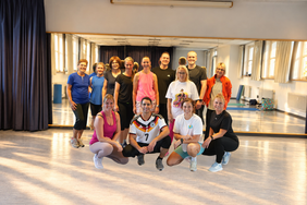 Teilnehmende Sportgruppe vor Spiegel