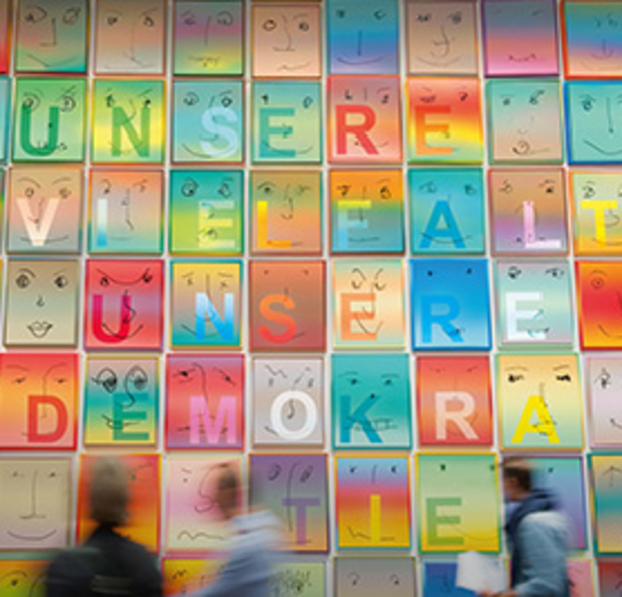 Bunte Kacheln mit Schriftzug Unsere Vielfalt unsere Demokratie